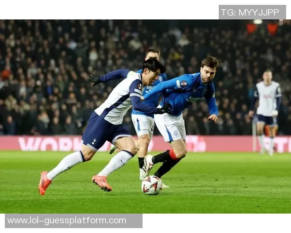 国王杯精彩对决曼联与切尔西战平绝杀瞬间引发全场狂欢分析战术细节