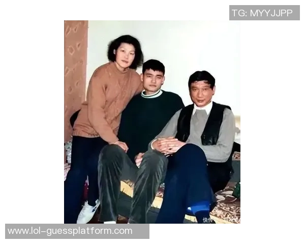 姚明父母的温馨瞬间展现了家庭的力量与支持