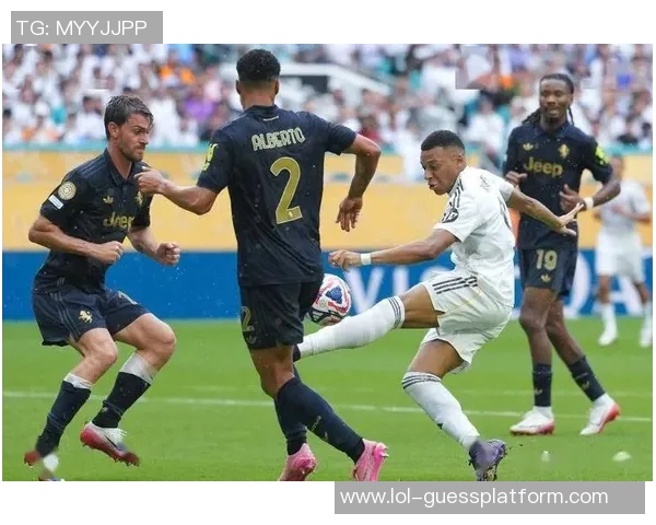 中超盛宴：皇马狂胜曼联五球赛场瞬间引发热烈讨论与数据分析