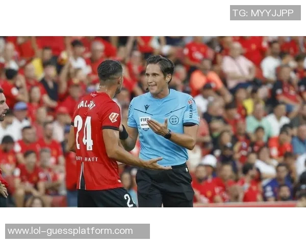 巴萨逆转曼联6-2晋级国王杯争议判罚引发全场热议